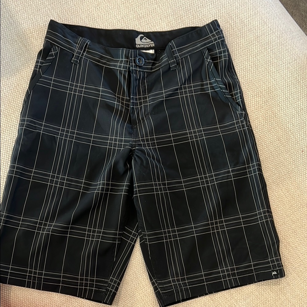 Boy’s Quiksilver Black with gray plaid Flat Front Shorts size 14